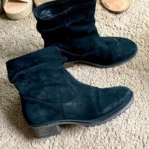 Black leather Steve Madden slouchy booties size 7.5